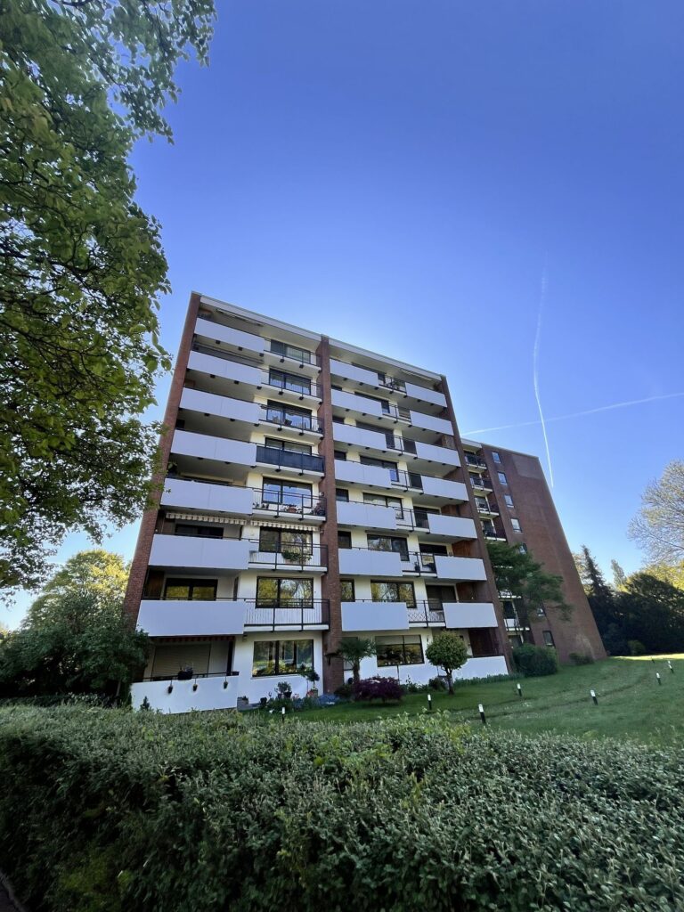 Gut angebundene 3-Zimmer Wohnung mit Balkon, Tiefgaragenstellplatz und Blick ins Grüne